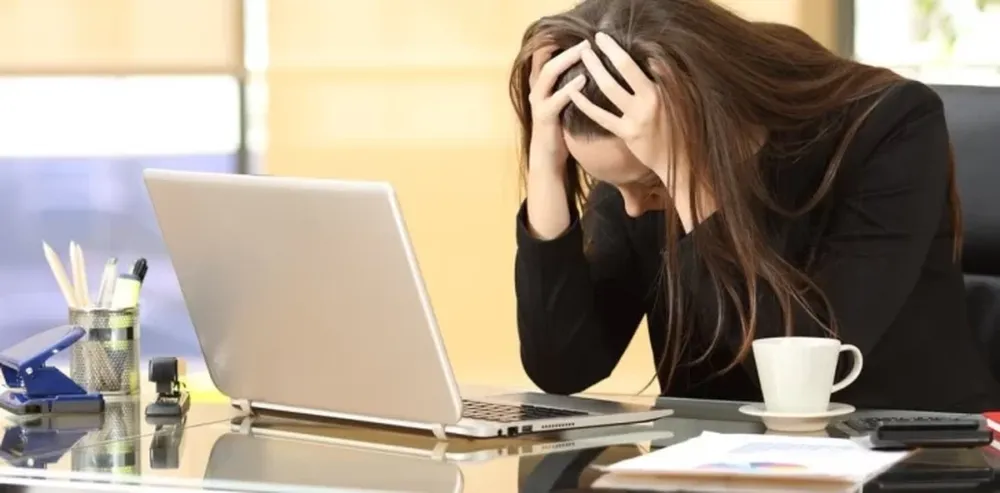 Byung Chul Han, autor de títulos fundamentales como La sociedad del cansancio e Infocracia, nos ofrece una brújula para nuestros días al analizar las profundas heridas contemporáneas: la saturación digital, el individualismo, y la palpable pérdida de sentido