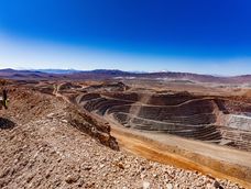 La Escondida tiene dos open pit de donde extrar el 5% del cobre mundial. El primero tiene 2,7 x 3km y 900 metros de profundidad. Calculan que queda mineral para otros 80 años.