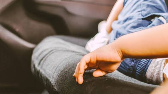 Dejó encerrada a su hija de siete años en el auto y se fue a un boliche