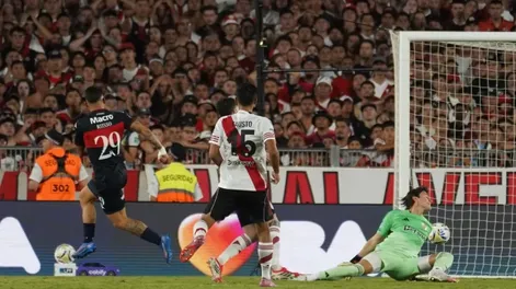 Liquidado. Nacho Russo apareció en el segundo tiempo para poner a Tigre bien arriba con sus goles. River vivió un sábado de terror en el Monumental.