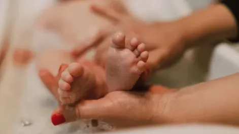 Una beba de dos meses murió ahogada en la bañera: su mamá confesó que se emborrachó y se quedó dormida