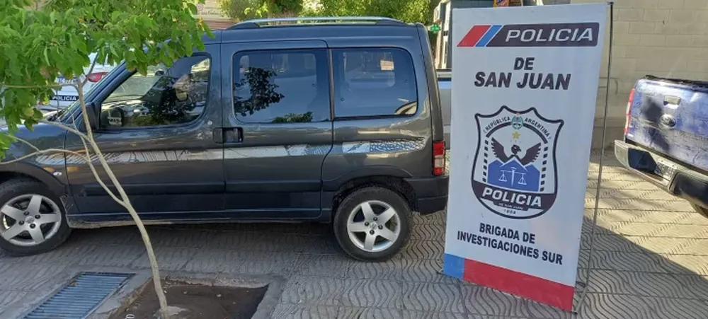 Dejó el vehículo estacionado, se lo robaron y lo recuperaron seis horas después