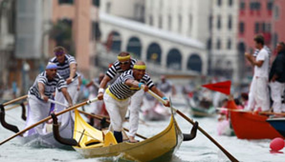 Colorida regata por los canales de Venecia