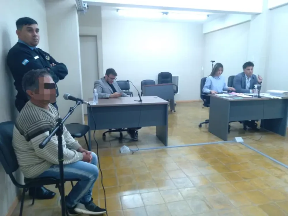 El acusado (izquierda) admitió que cometió abusos simples contra tres niños (incluido su propio hijo). Por eso pudo quedar libre.