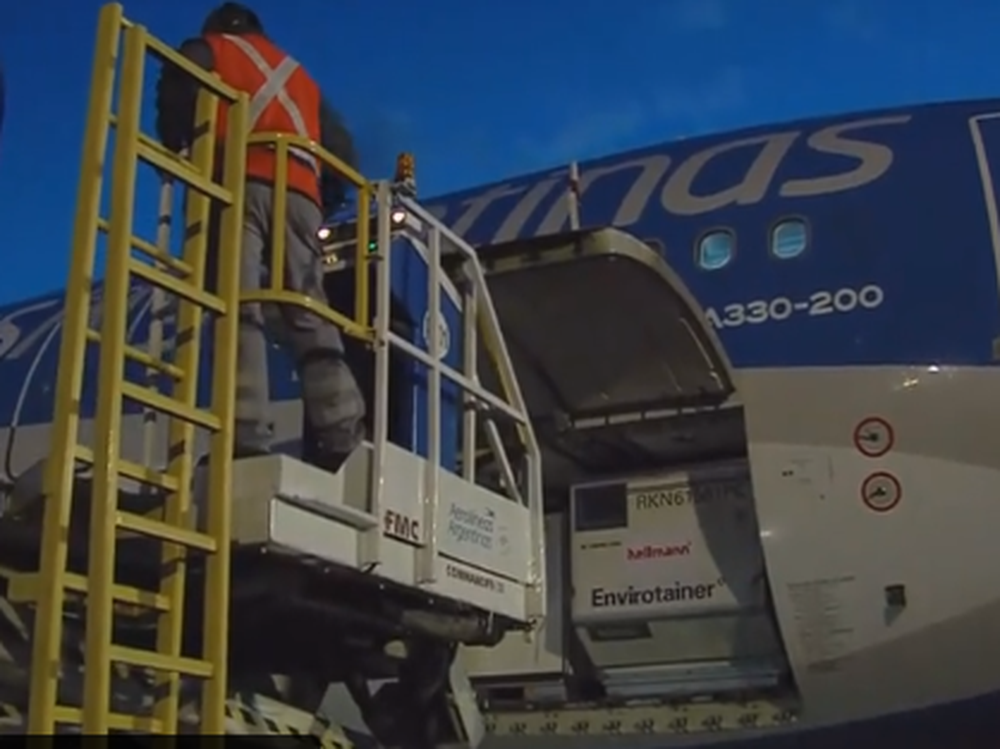 Llegó al país uno de los tres vuelos programados con dosis de Sinopharm