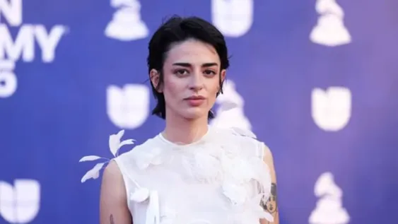 Zoe Gotusso de blanco y una fuerte presencia.