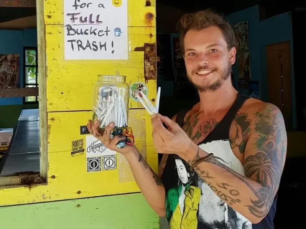 Regala cigarrillos de marihuana a quienes recojan basura en Jamaica