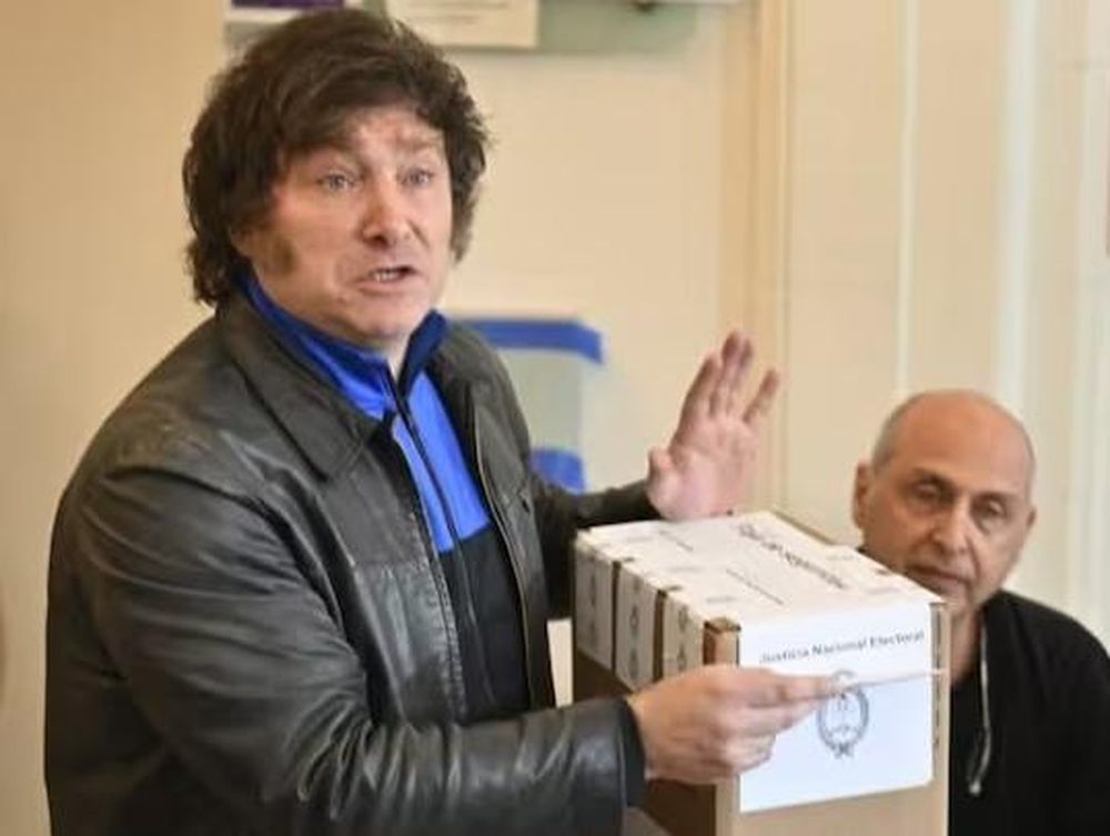 Votó Javier Milei: una multitud lo acompañó y le cantó el cumpleaños