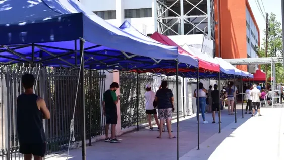 Destinan a más trabajadores de salud a hisopar y un Instituto se queda sin atención vespertina