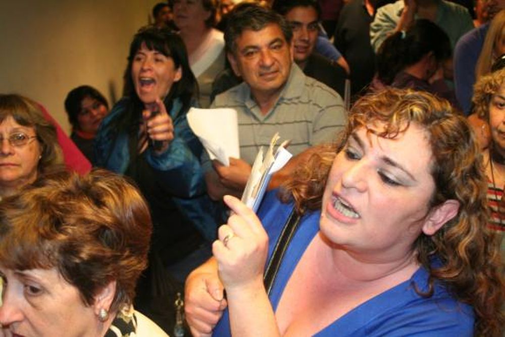 Caos y abucheos en las colas de la OSP