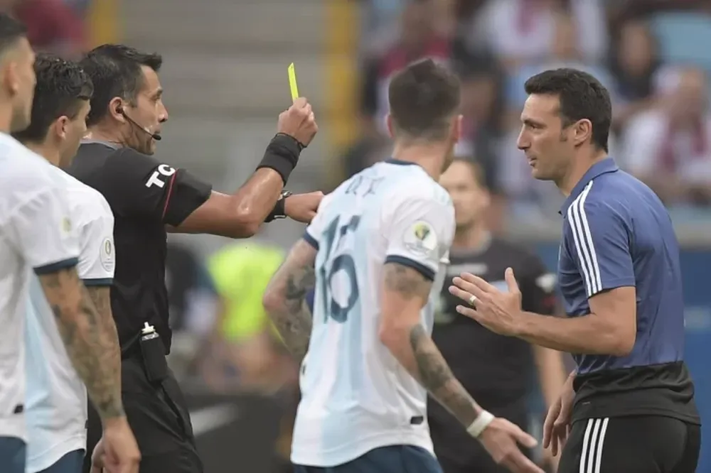 Scaloni se convirtió en el primer DT amonestado en la Copa América