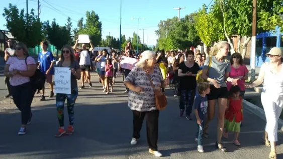 Ella, tranquila, alegre y de perfil bajo y él, miembro de una familia conflictiva y temida