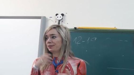 Una profesora se puso una explícita y rara malla para enseñar las partes del cuerpo