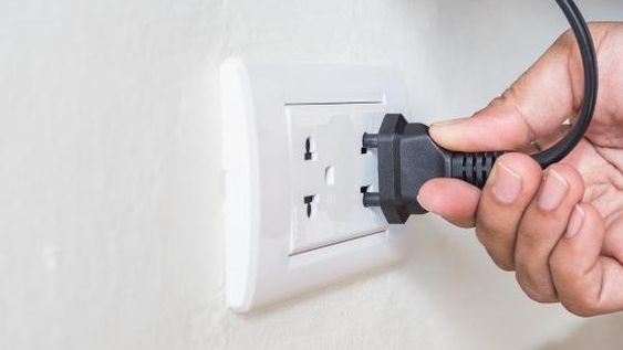 Una joven fue a enchufar el televisor de su casa y sufrió una fuerte descarga eléctrica