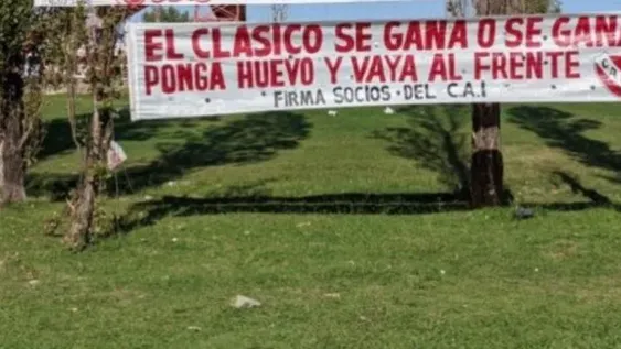 Hinchas de Independiente presionaron a los jugadores con una bandera