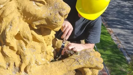 ESPECIALISTAS toman muestras de un monumento de la Escuela nº6 de Atalaya (Provincia de Buenos Aires).