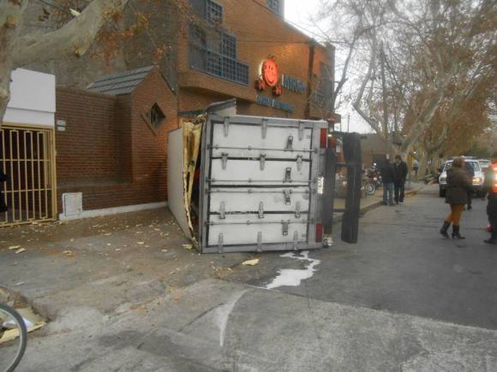 Espectacular accidente en la puerta de un supermercado