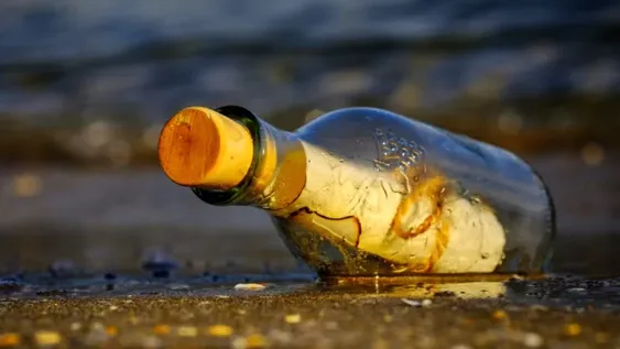 Atravesó el Atlántico: una botella con un mensaje en su interior cruzó de Estados Unidos a Europa
