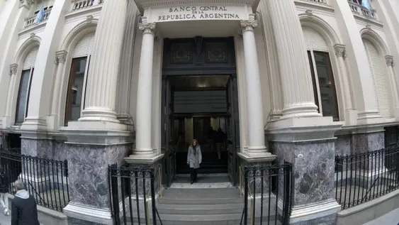 El BCRA les pidió a los bancos reducir la tenencia de dólares en propia cartera