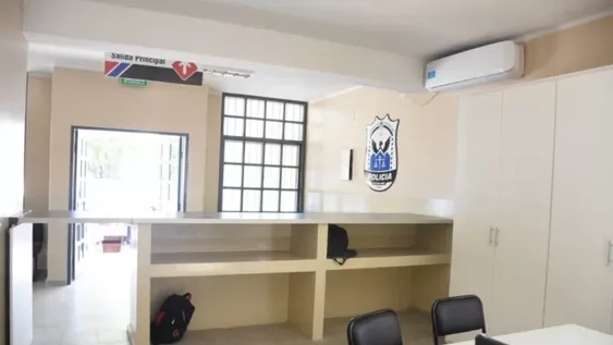 Se levantó de “mal humor”, le hizo “planteos de celos” a su pareja y luego la agredió