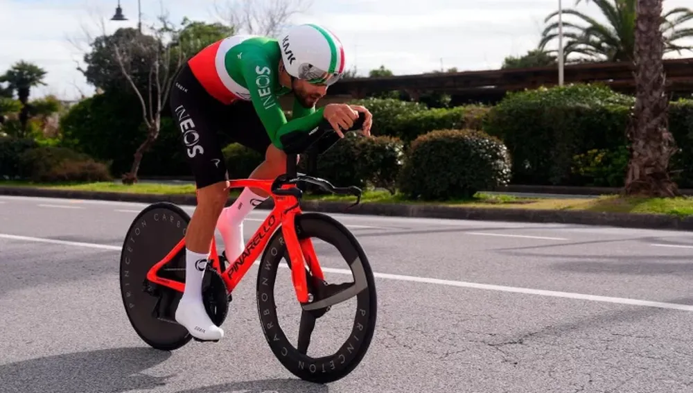 EL VIGENTE CAMPEÓN italiano y campeón mundial en 2020 le sacó 23 segundos al español Ayuso, que fue el mejor de los favoritos.