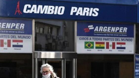 El dólar blue bajó hasta cerrar en $291