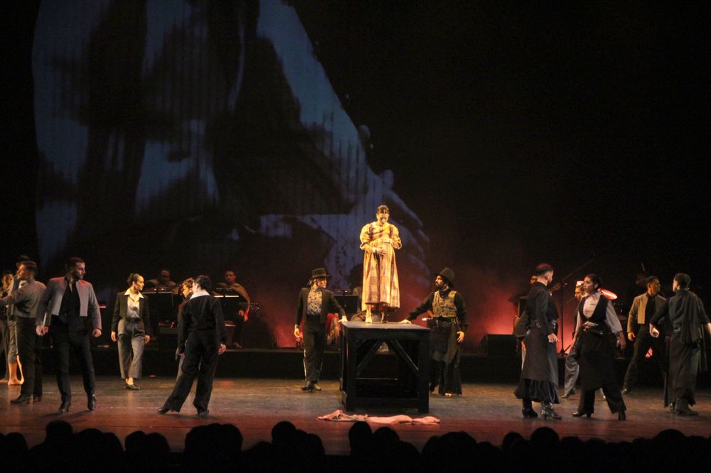 &nbsp;Gala Patria: "Hilos de Revoluci&oacute;n".