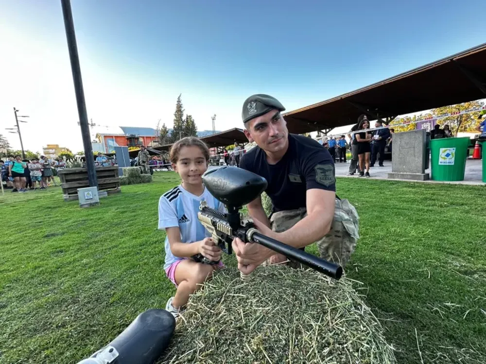 Los niños hicieron prácticas de tiro con bolas de pintura.