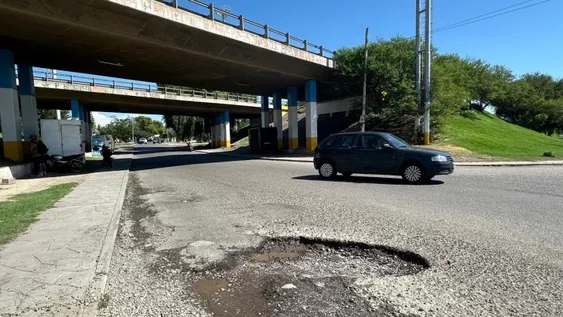 En Calle General Acha y Ruta 40 hay un gran pozo de vieja data que se convirtió en un verdadero peligro.