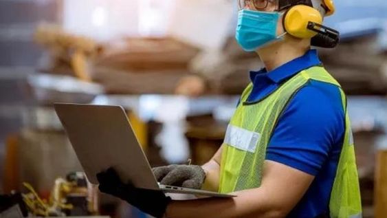 Nación prepara un DNU para que 200.000 planes sociales pasen al sector privado