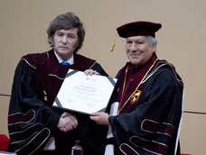El presidente Javier Milei fue condecorado este martes con el título de Doctor Honoris Causa por la Universidad de San Martín de Porres (USMP).