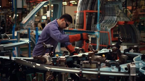 La industria cayó 3,2% interanual en enero.