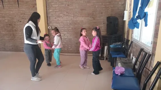 Todos los sábados, Camila Godoy, Criollita Veinticinqueña, sale a dar clases gratis de folclore a niños y adultos.