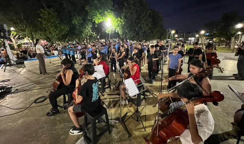 La Orquesta Escuela cerró el año con 250 chicos en un concierto al aire libre