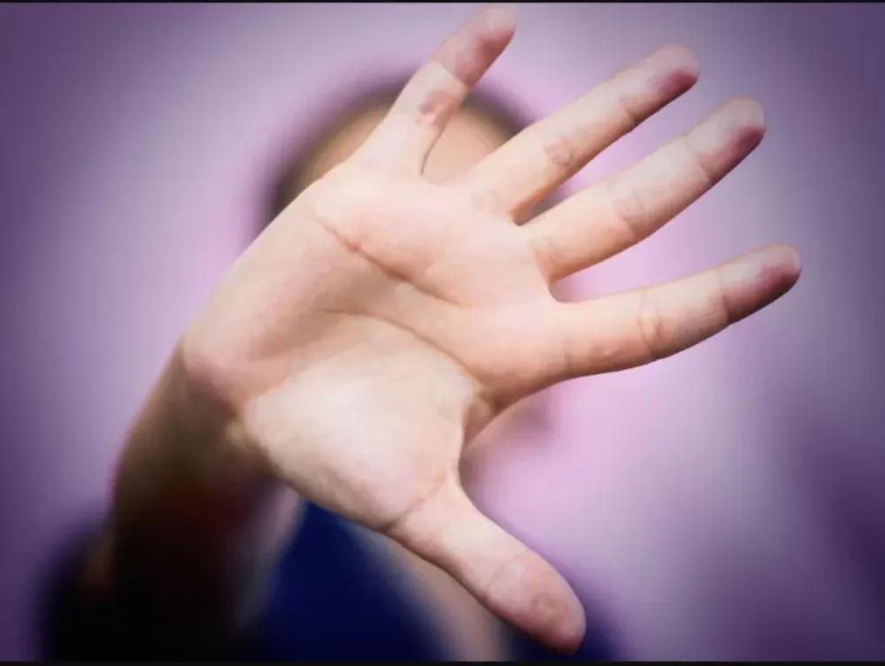 Irrumpió en el dormitorio de su ex, quien dormía con su pareja, y los golpeó con un caño