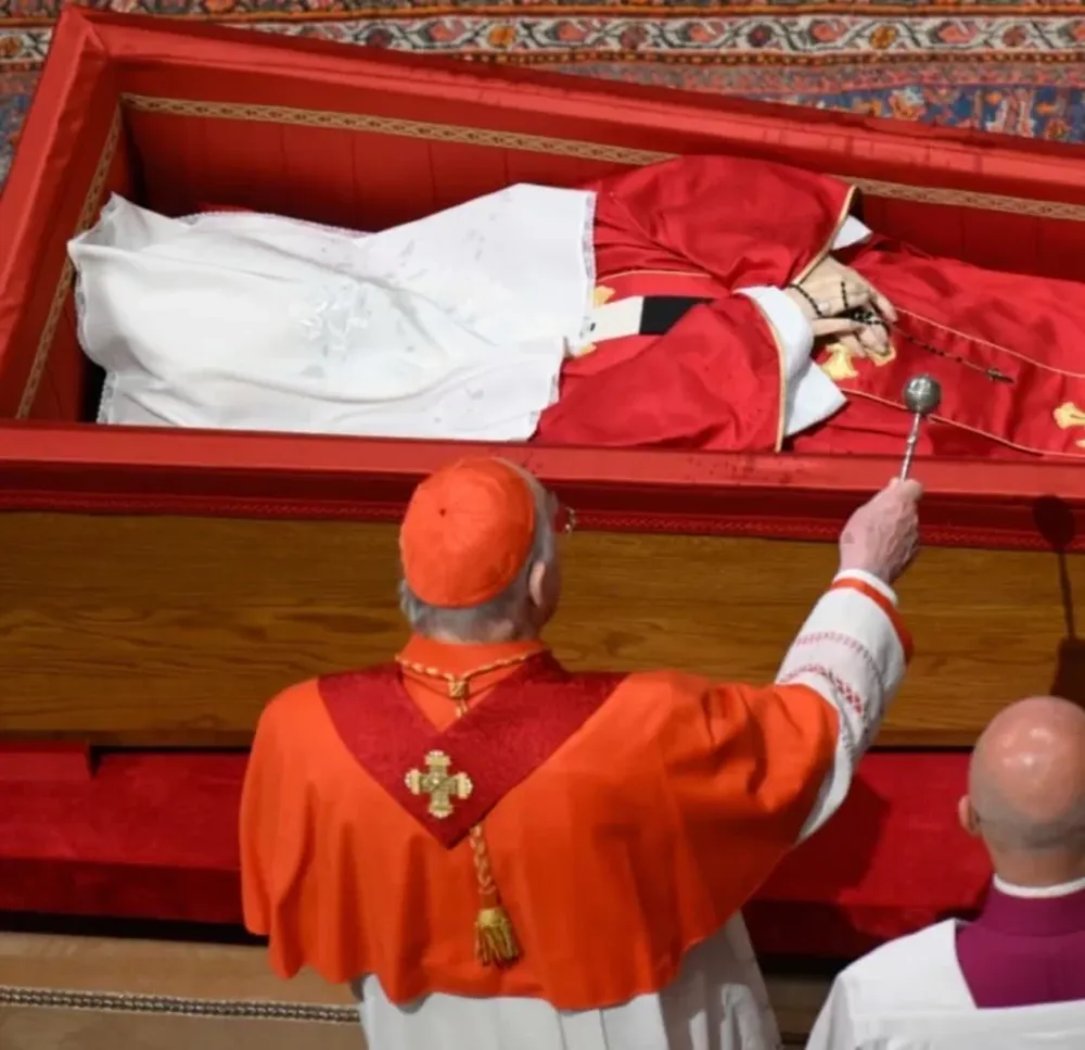 Con el rito de cierre del féretro del papa Francisco comenzó la vigilia nocturna