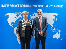 Caputo y Georgieva, durante el encuentro celebrado en el marco de las Reuniones Anuales del FMI y el Banco Mundial en Bangkok, Tailandia