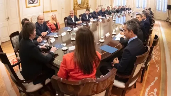 ANTECEDENTE. En enero de 2024, Milei y parte de su gabinete tuvieron la primera reunión federal con gobernadores. Luego hubo distanciamientos, sobre todo por la decisión nacional de cortar la obra pública.
