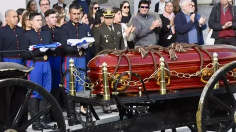 Con aplausos, una multitud despidió a “Pepe” Mujica por las calles de Montevideo