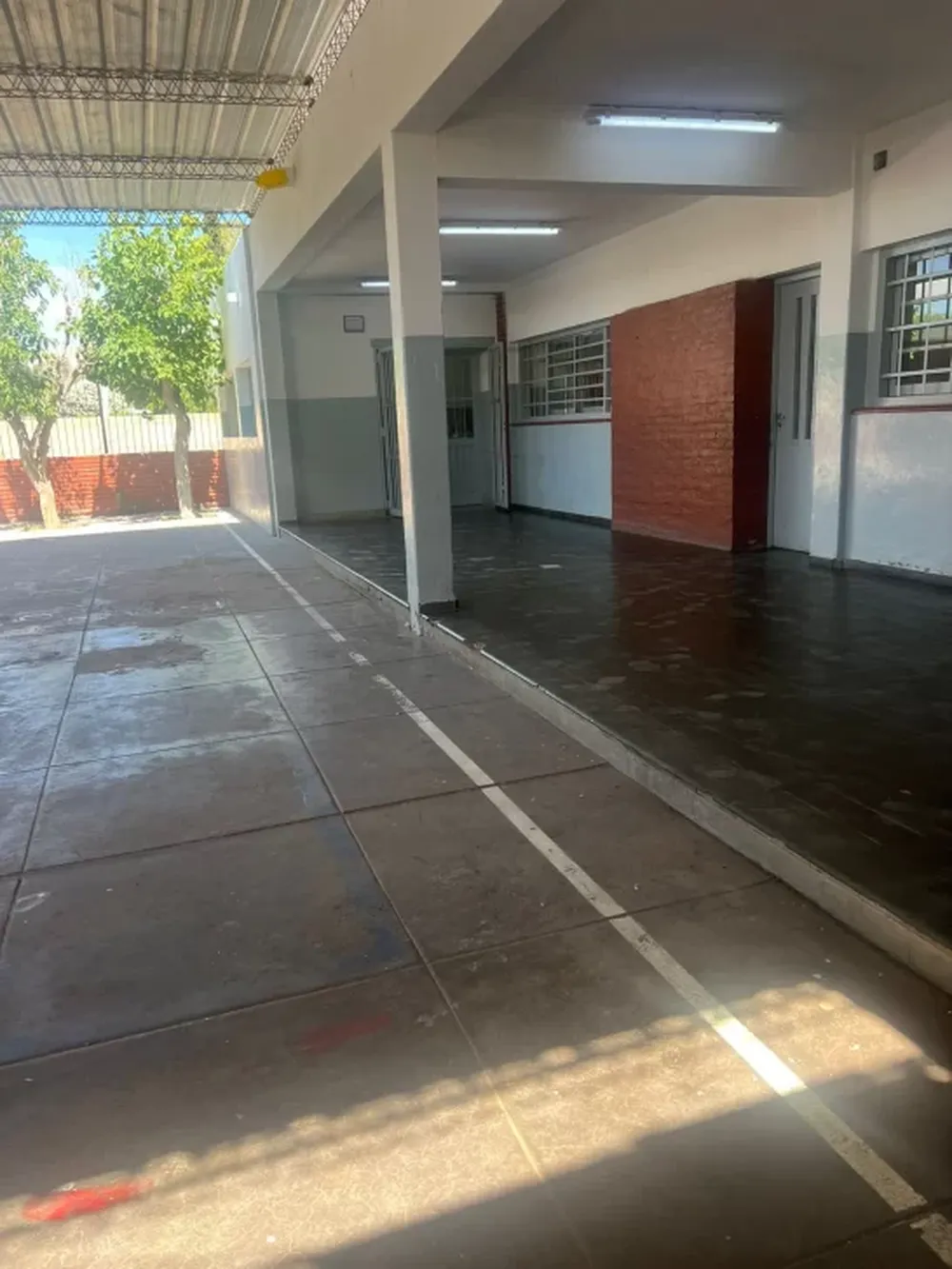 La escuela Elvira de la Riestra de Lainez por fuera.