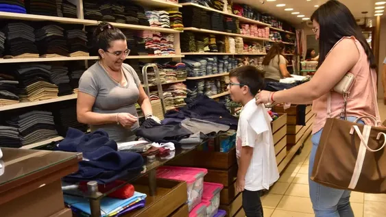 Los uniformes escolares vienen con una suba que duplica los precios del 2022