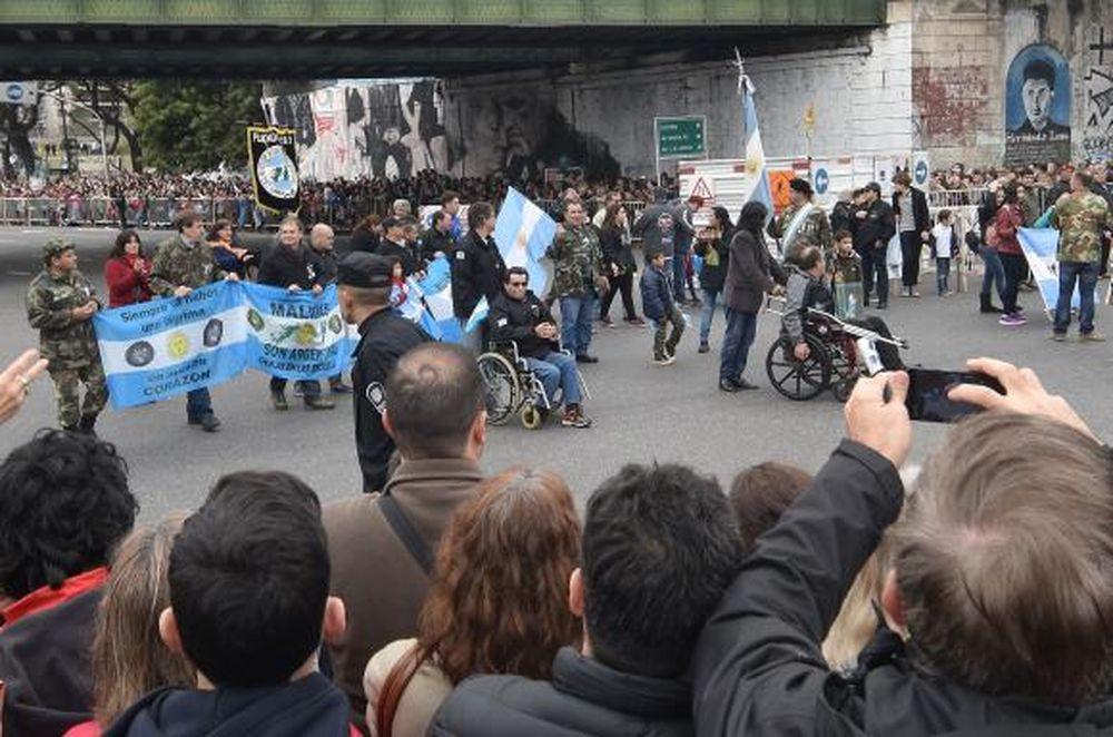 Excombatientes, los más ovacionados en el desfile
