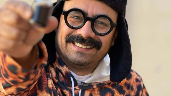 En medio de una hilarante sesión de stand up folclórico, Dani Pérez repartirá Veneno Cuyano entre quienes quieran pasar un buen rato en el Cine Teatro Municipal de Capital.&nbsp;