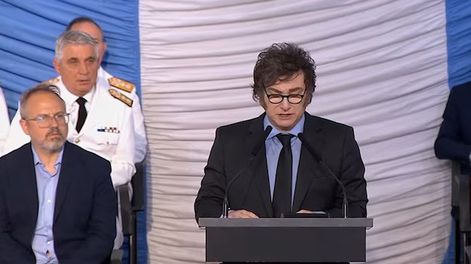 EL ACTO. Milei presidió la entrega de sables en el Colegio Militar de la Nación.