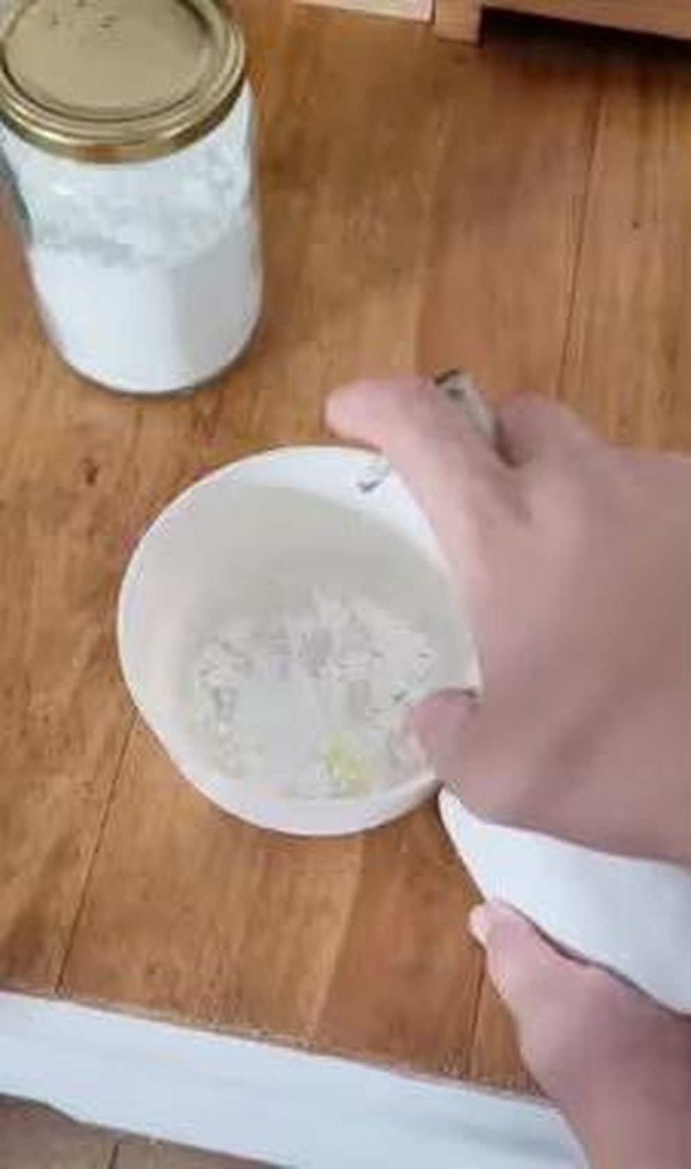 Mostró el truco definitivo para limpiar los tuppers percudidos y se volvió viral