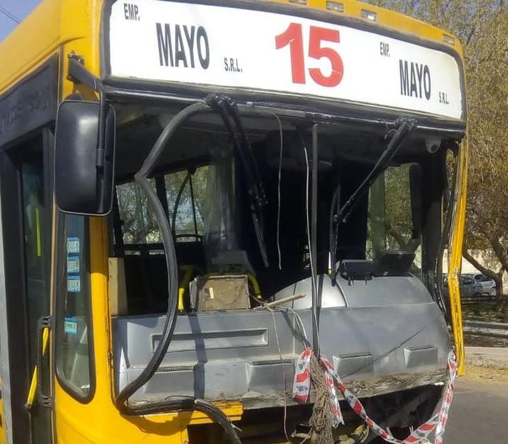 Fuerte choque entre una camioneta y un colectivo: 3 pasajeros fueron asistidos