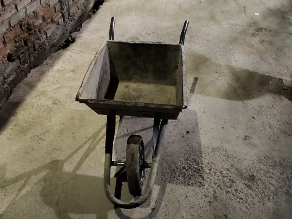 Un delincuente conocido como “Oro Churero” intentó llevarse una carretilla, tropezó y lo descubrieron