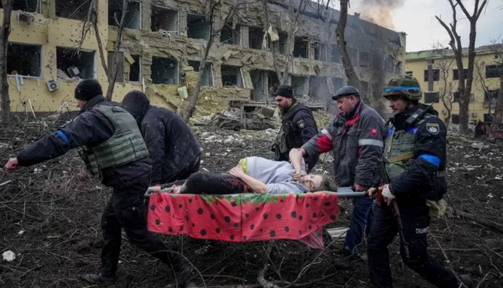 Murieron la mujer embarazada y su bebé, símbolos del ataque ruso contra la maternidad en Mariupol