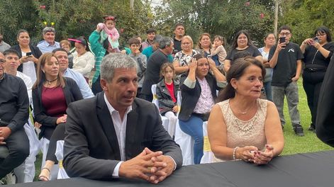 Tras 31 años de historia juntos, Miguel Nieto sorprendió a Celia Castro en sus 50 años con una celebración inolvidable que terminó en boda.&nbsp;