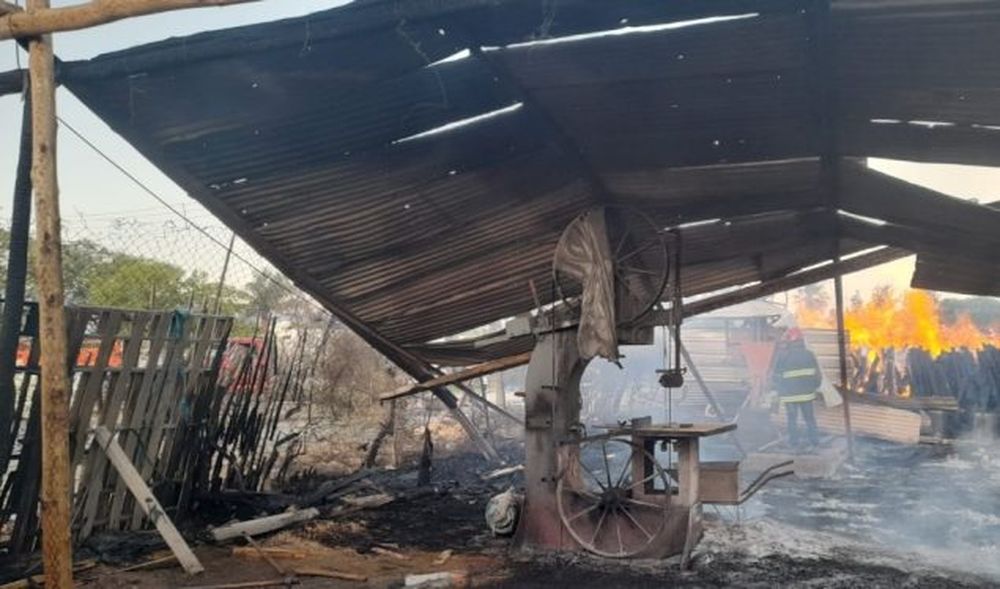 Ardió un aserradero y se perdieron 35 toneladas de madera